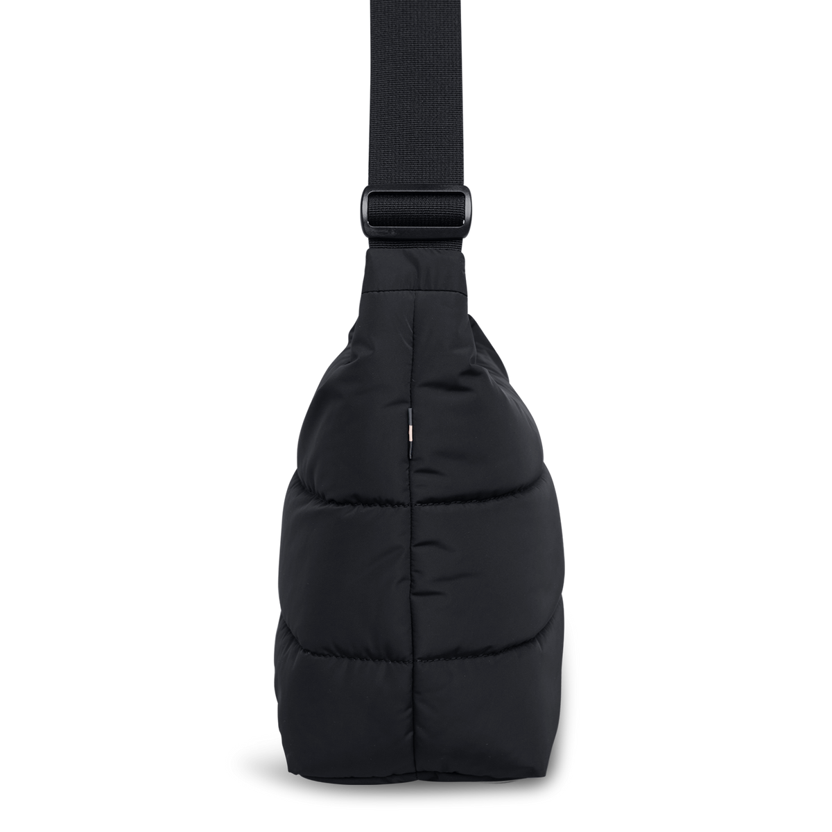PUFFER SQUARE BAG Tasche in black (Schwarz) als Studioaufnahme in Seitenansicht.