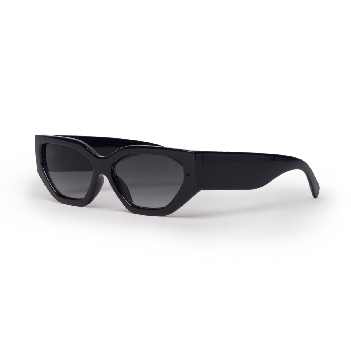 RE SHADES NO.10 Sonnenbrille in black (Schwarz) in diagonaler Ansicht.