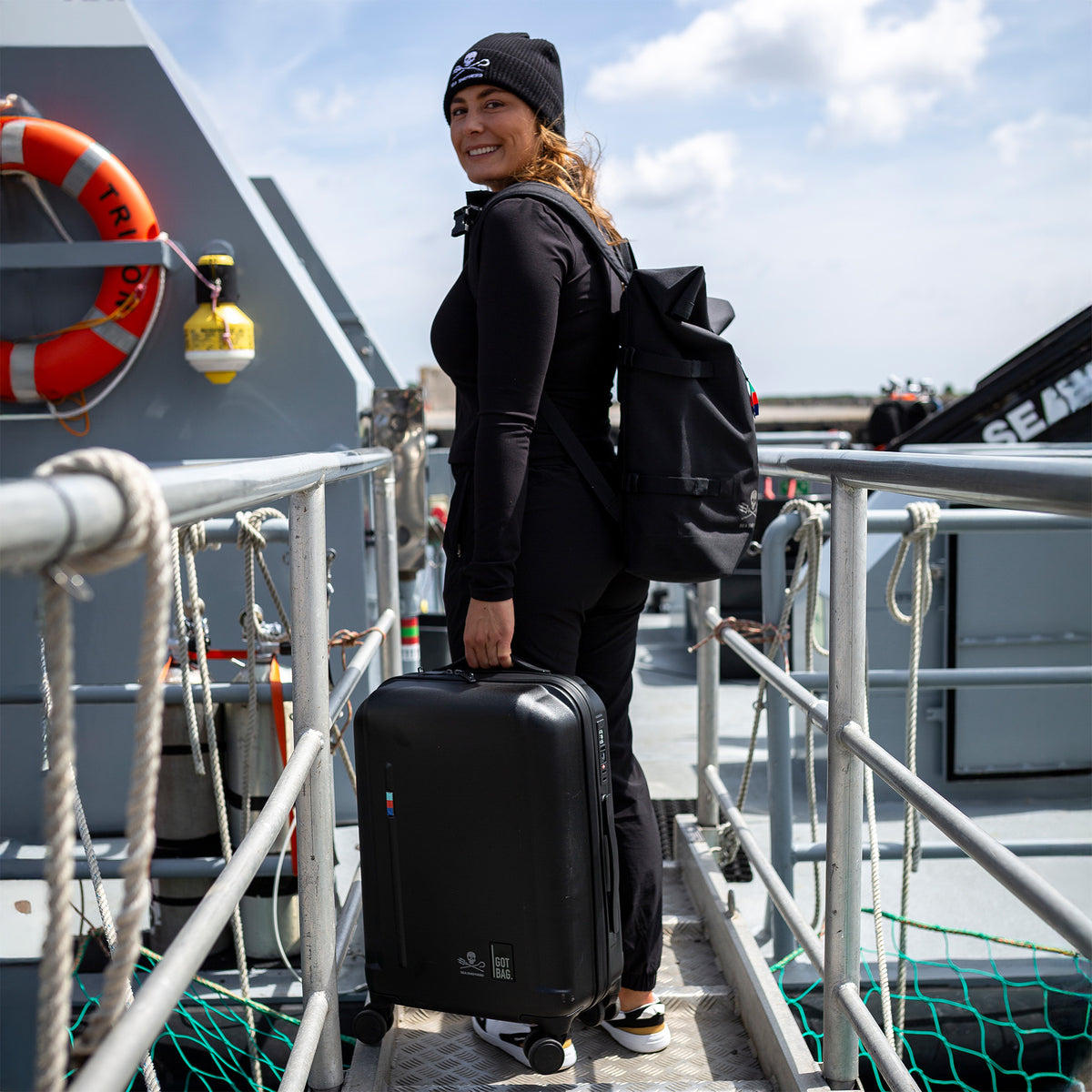 RE SHELL CABIN Koffer in black (Schwarz) von einer Frau in der Hand gehalten.