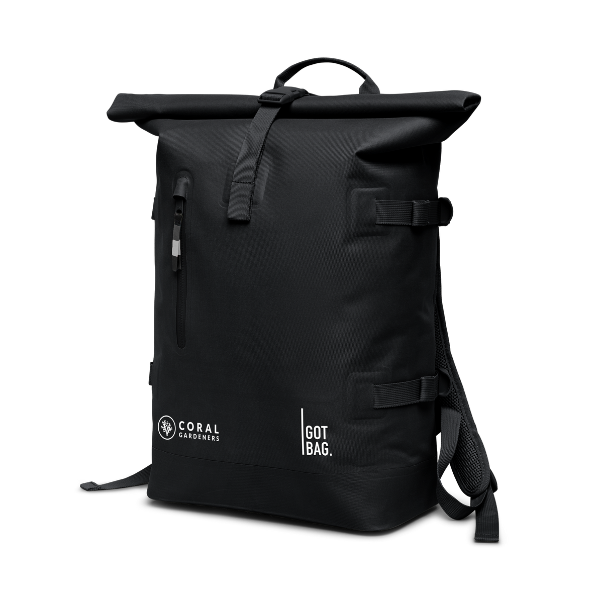 ROLLTOP Rucksack in black (Schwarz) in diagonaler Ansicht.