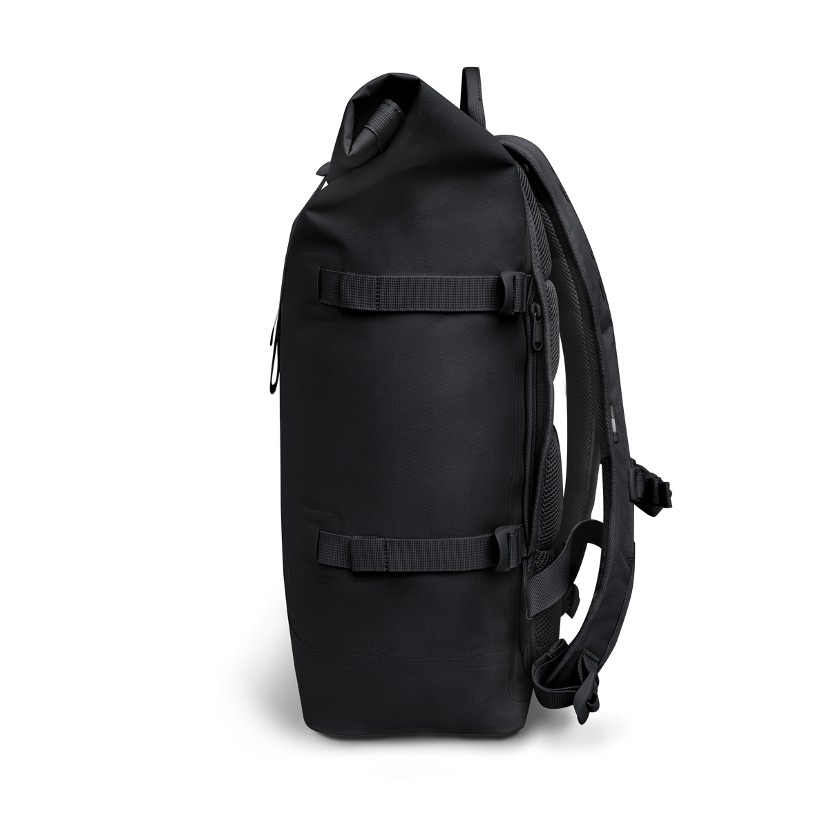 ROLLTOP Rucksack in black (Schwarz) als Studioaufnahme in Seitenansicht.