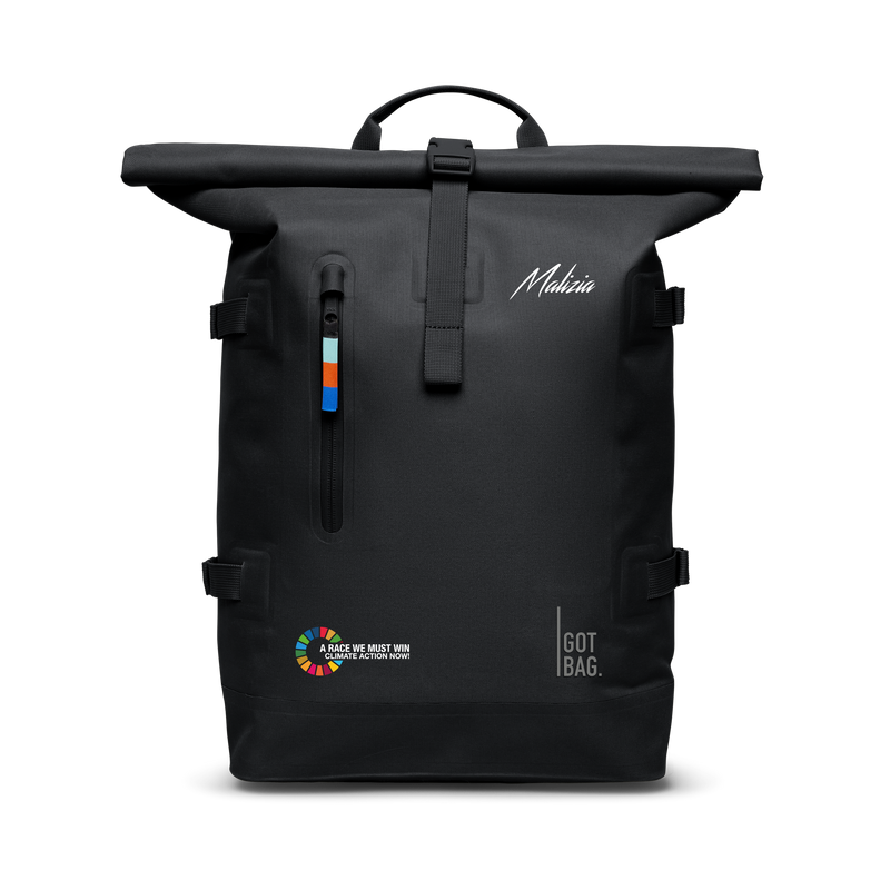 ROLLTOP mochila en black (Negro) como toma de estudio en vista frontal.