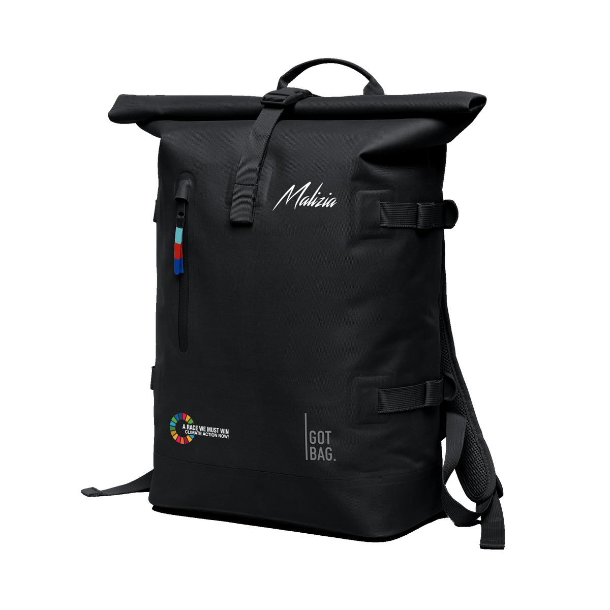 ROLLTOP Rucksack in black (Schwarz) als Studioaufnahme in diagonaler Ansicht.