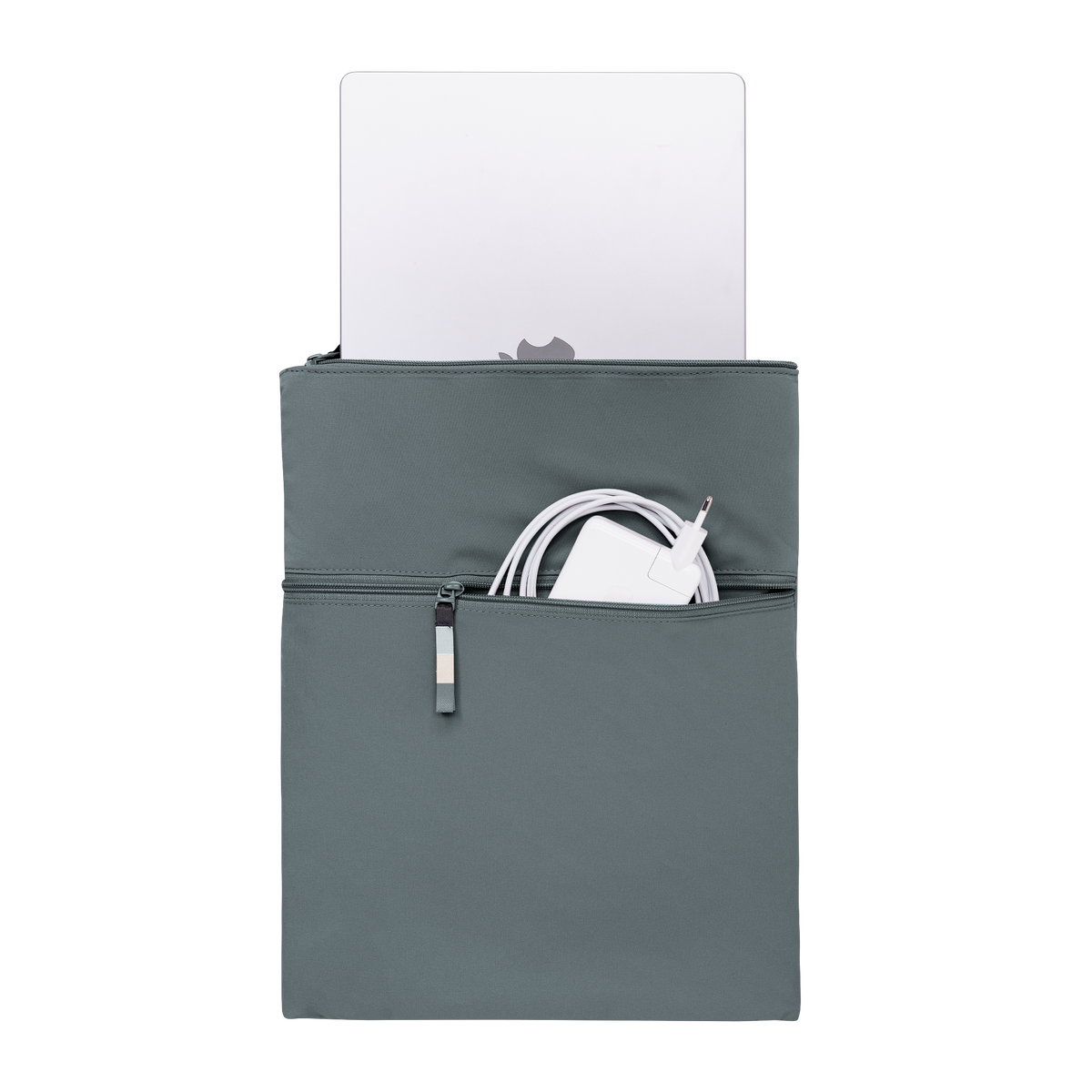 ROLLTOP Accessoires in basalt (graues Eisblau) mit einem Laptop und Ladegerät in Frontansicht.