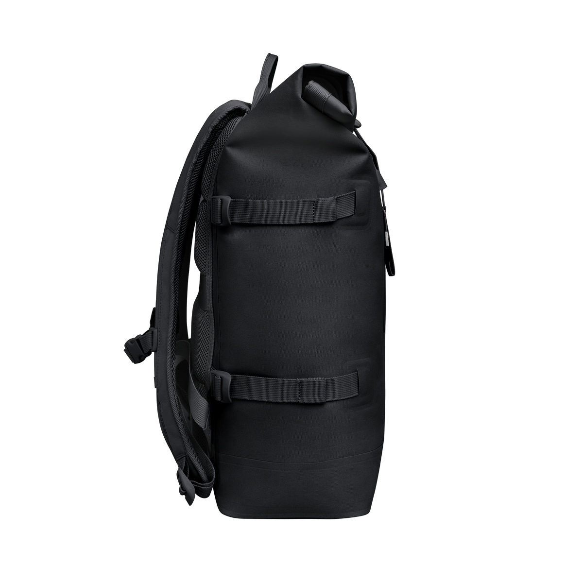 ROLLTOP Rucksack in black (Schwarz) als Studioaufnahme in Seitenansicht.