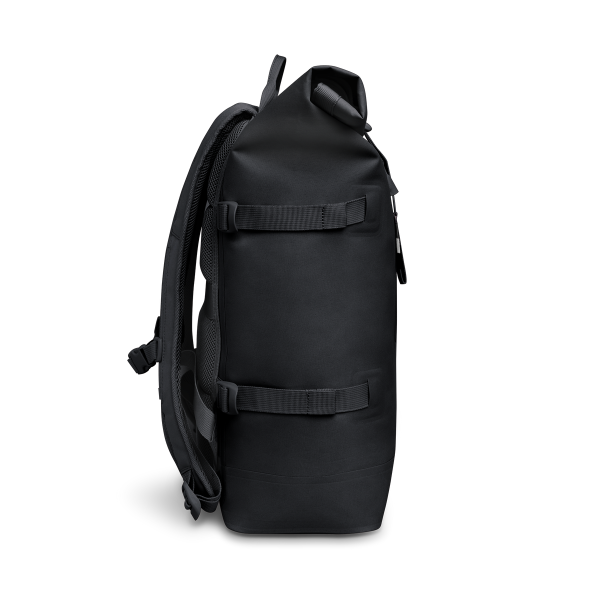 ROLLTOP Rucksack in black (Schwarz) als Studioaufnahme in Seitenansicht.