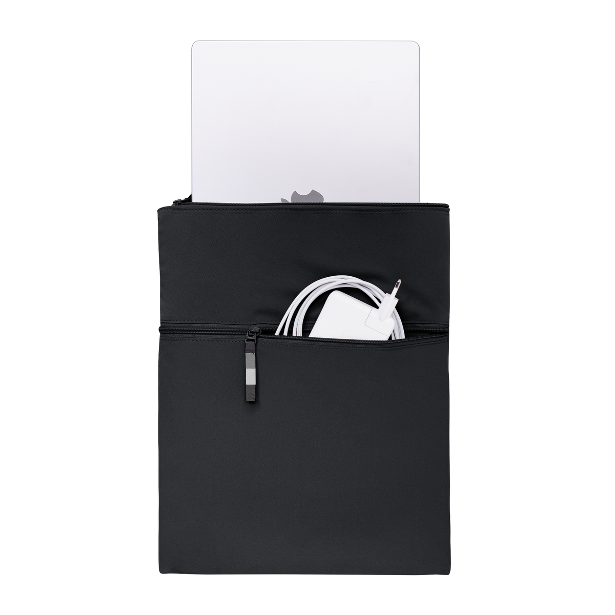 ROLLTOP Rucksack in black (Schwarz) mit Laptop und Ladekabel in der Fronttasche.