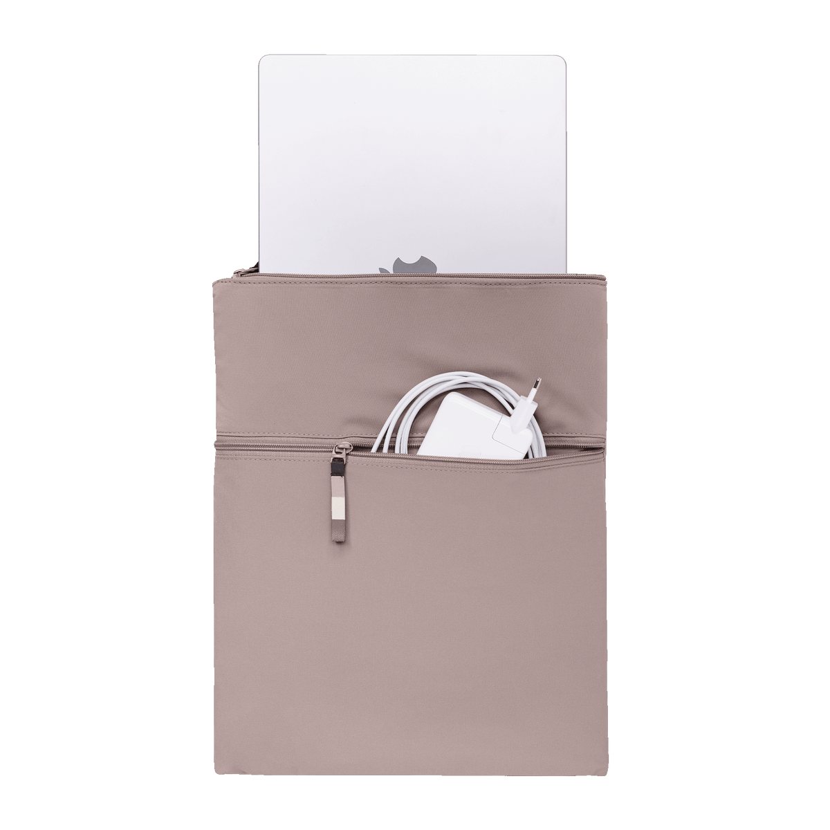 ROLLTOP 2.0 MONOCHROME EDITION Rucksack in blobfish (dunkles Altrosa) mit Laptop und Ladegerät im offenen Hauptfach.