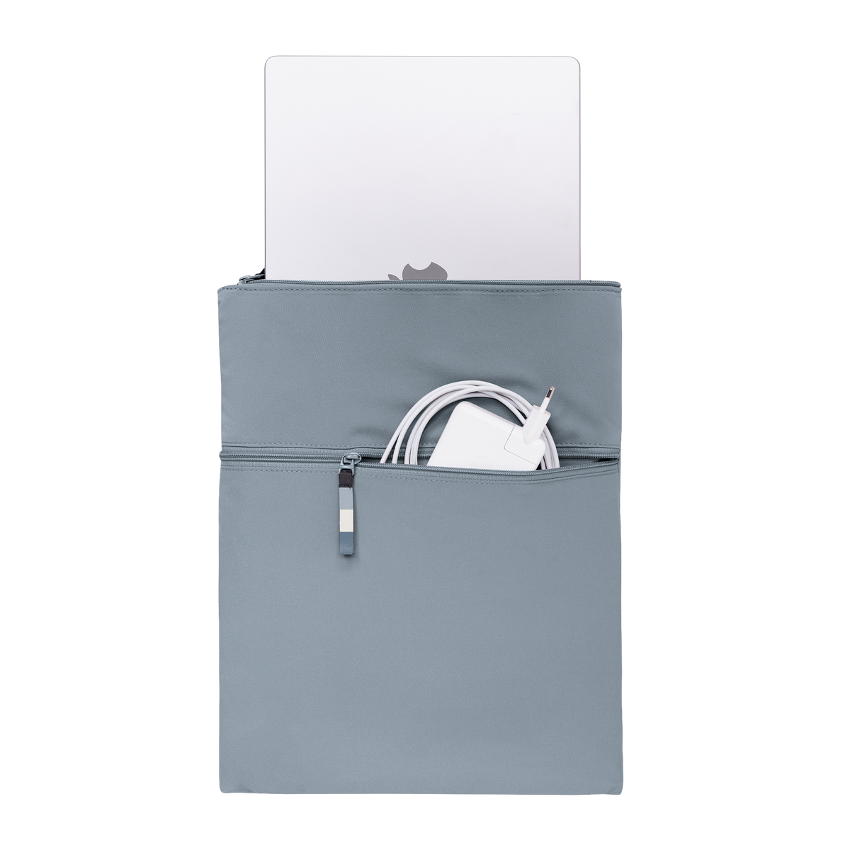 ROLLTOP Accessoires in marlin (grau-blau) als Detailaufnahme mit Laptop und Ladekabel in den Fächern.