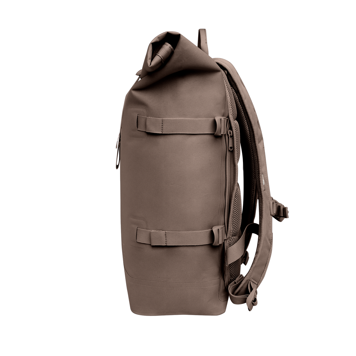 ROLLTOP MONOCHROME EDITION Rucksack in oyster (klassisches Taupe-Braun) als Studioaufnahme in Seitenansicht.