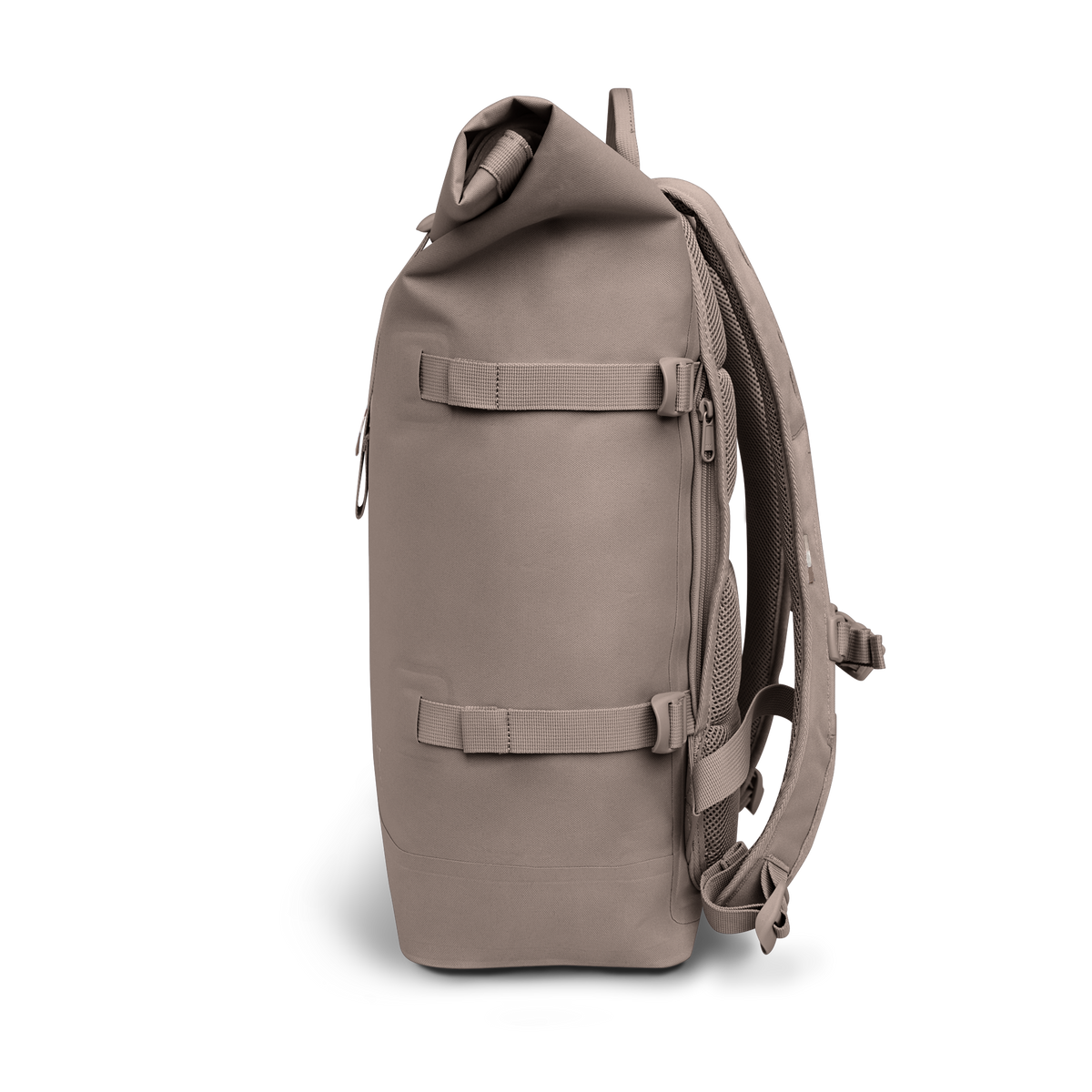 ROLLTOP Rucksack in oyster (klassisches Taupe-Braun) als Studioaufnahme in Seitenansicht.