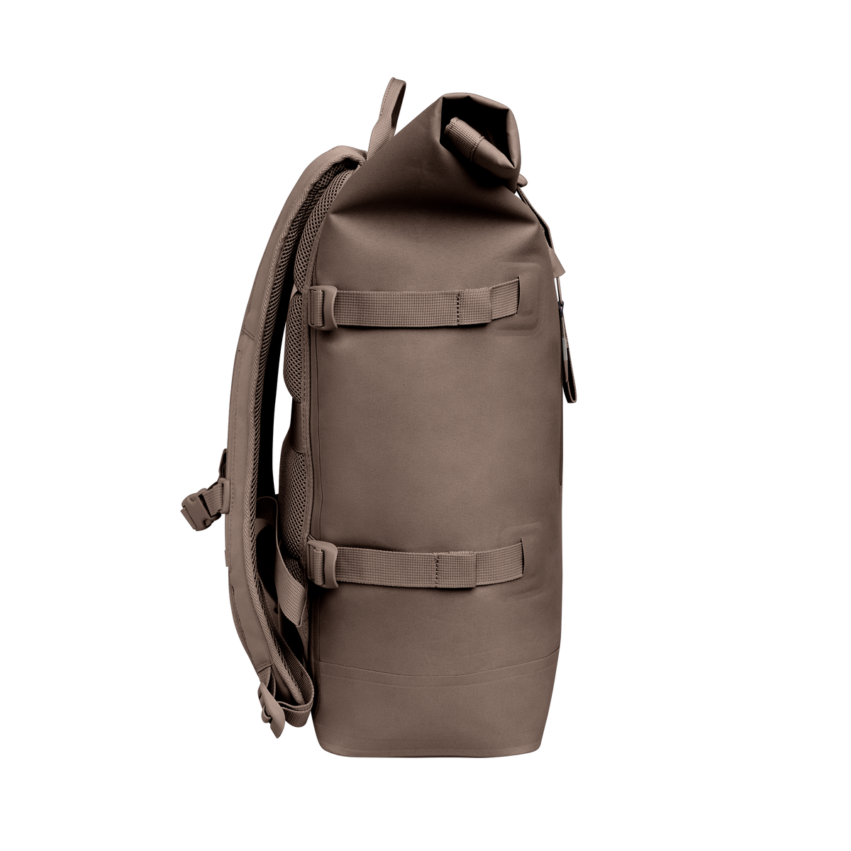 ROLLTOP 2.0 MONOCHROME EDITION Rucksack in oyster (klassisches Taupe-Braun) als Studioaufnahme in Seitenansicht.