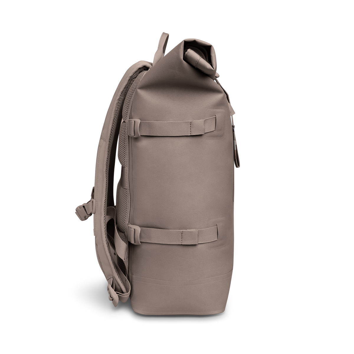 ROLLTOP MONOCHROME EDITION Rucksack in oyster (klassisches Taupe-Braun) als Studioaufnahme in Seitenansicht.
