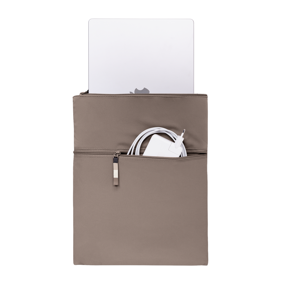 ROLLTOP Rucksack in oyster (klassisches Taupe-Braun) mit Laptop im Hauptfach und Ladekabel in der Fronttasche.
