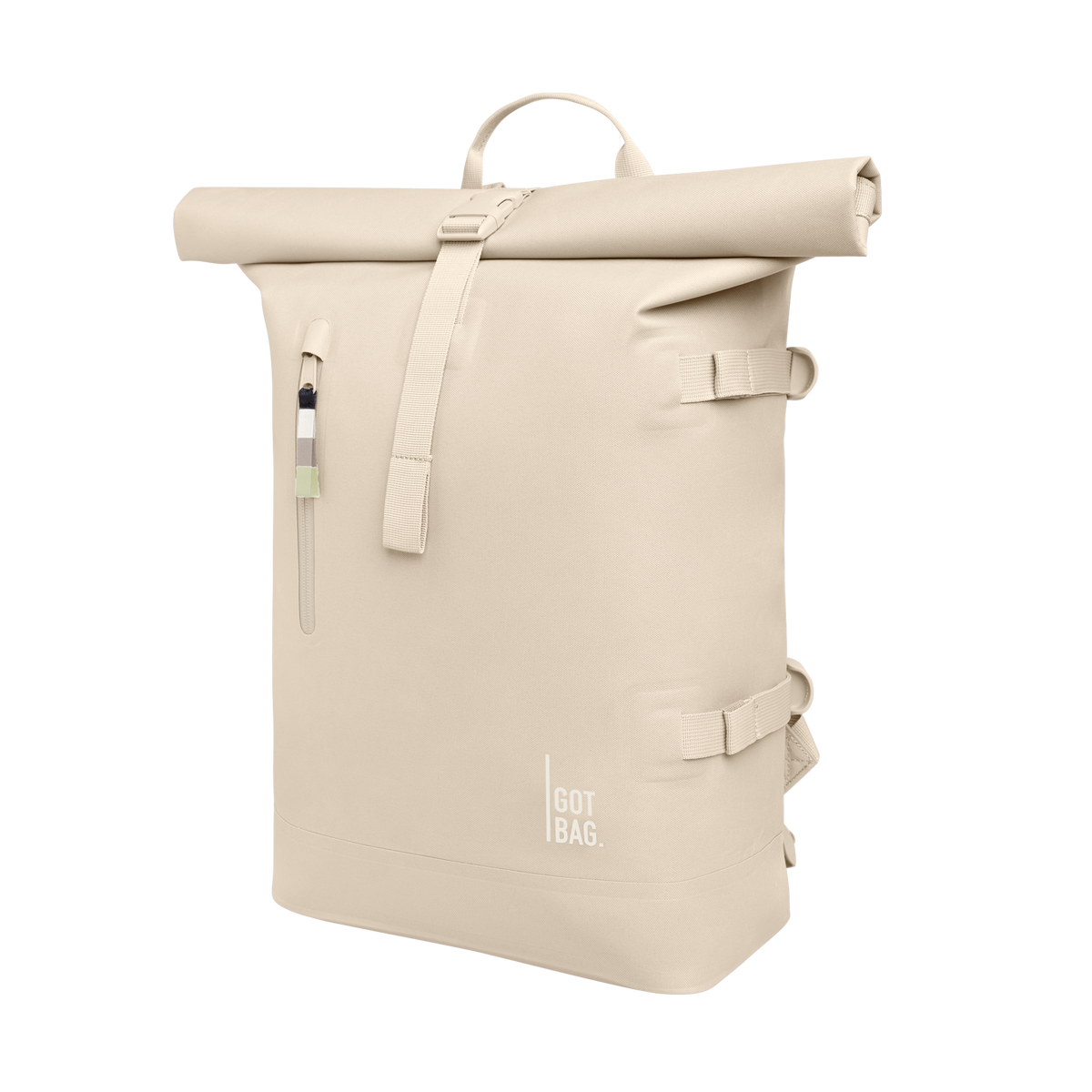 ROLLTOP Rucksack in salt (warmes Cremeweiß) als Studioaufnahme in diagonaler Ansicht.