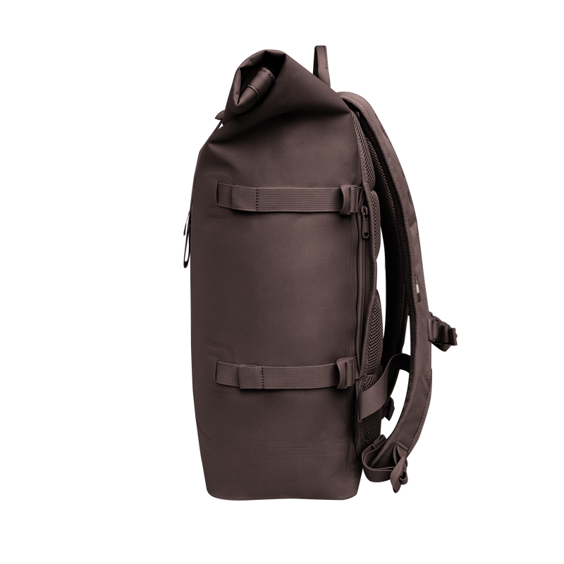 ROLLTOP Rucksack in tadpole (Schokobraun) als Studioaufnahme in Seitenansicht.