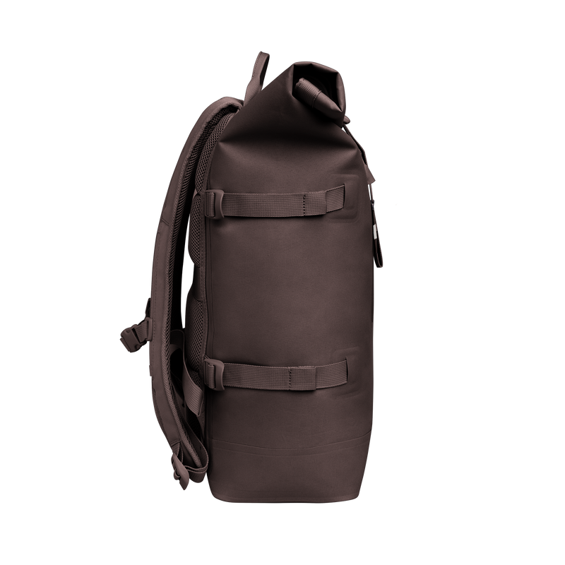 ROLLTOP 2.0 MONOCHROME EDITION Rucksack in tadpole (Schokobraun) als Studioaufnahme in Seitenansicht.