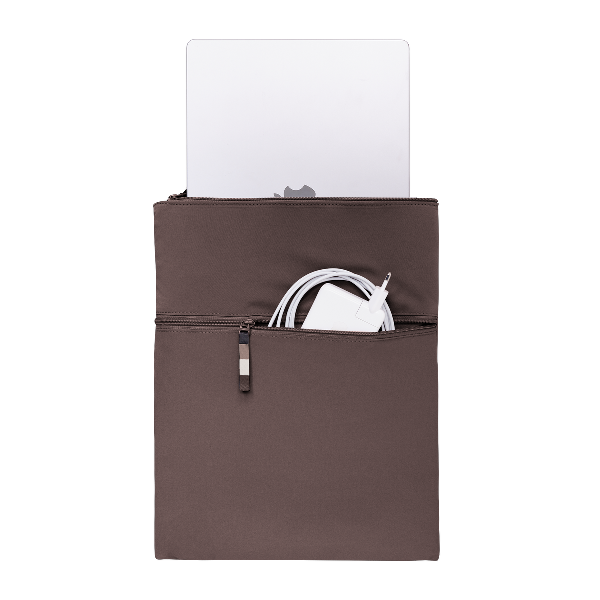 ROLLTOP MONOCHROME EDITION Rucksack in tadpole (Schokobraun) mit Laptop und Ladegerät in Frontansicht.