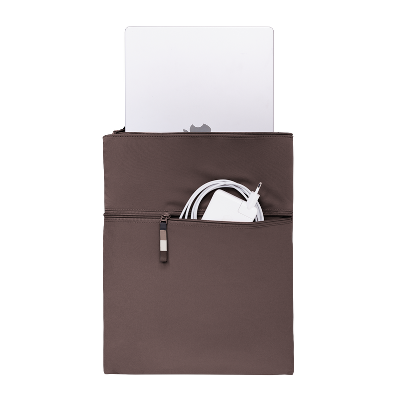 ROLLTOP MONOCHROME EDITION Rucksack in tadpole (Schokobraun) mit Laptop und Ladegerät in Frontansicht.
