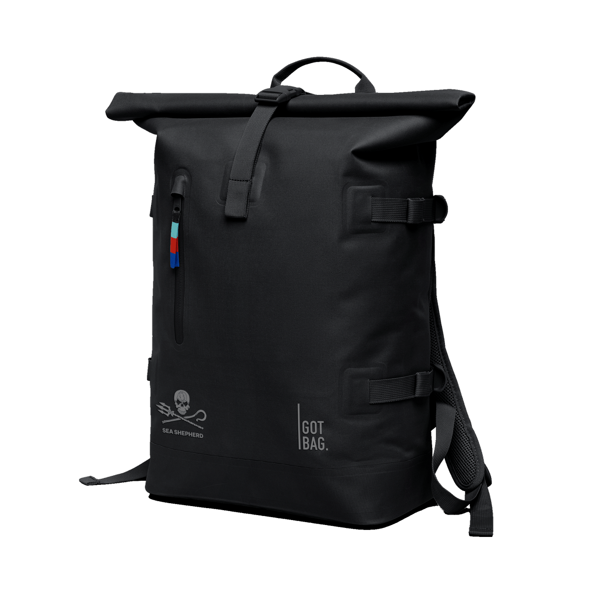 ROLLTOP Rucksack in black (Schwarz) mit Sea Shepherd und GOT BAG. Logos, bunten Reißverschluss, schräg von vorne.
