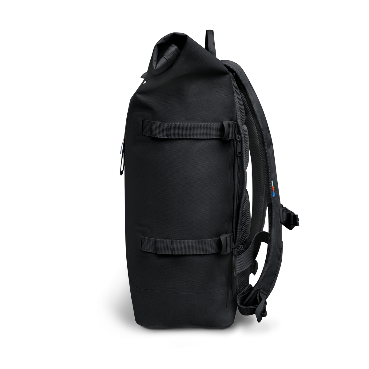 ROLLTOP Rucksack in black (Schwarz) als Seitenansicht.