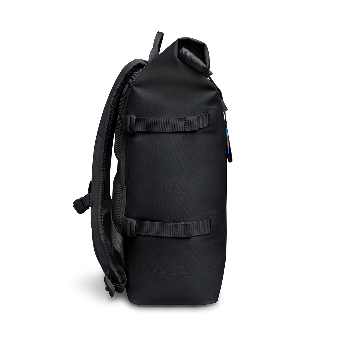 ROLLTOP Rucksack in black (Schwarz) als Studioaufnahme in Seitenansicht.