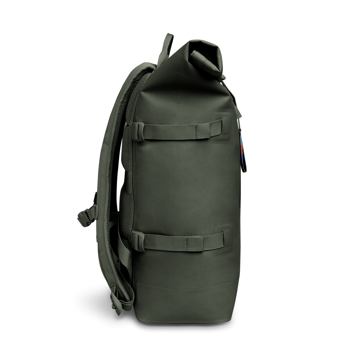 ROLLTOP 2.0 Rucksack in algae (Dunkelgrün mit Graustich) als Studioaufnahme in Seitenansicht.