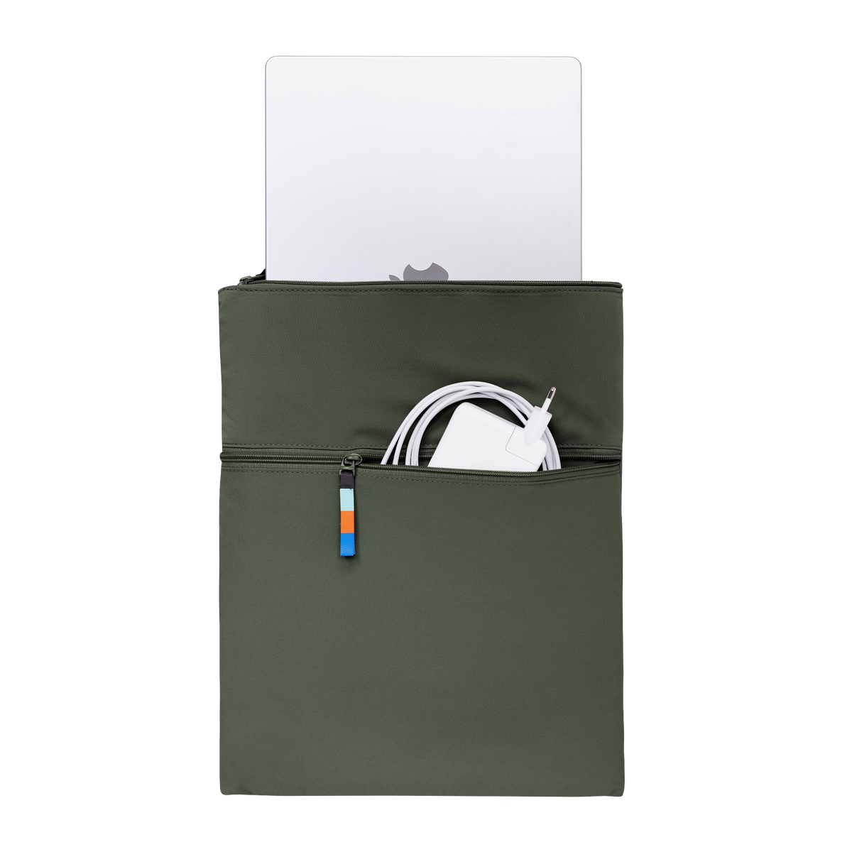 ROLLTOP 2.0 Accessoires in algae (Dunkelgrün mit Graustich) mit Laptop und Ladezubehör in Frontansicht.