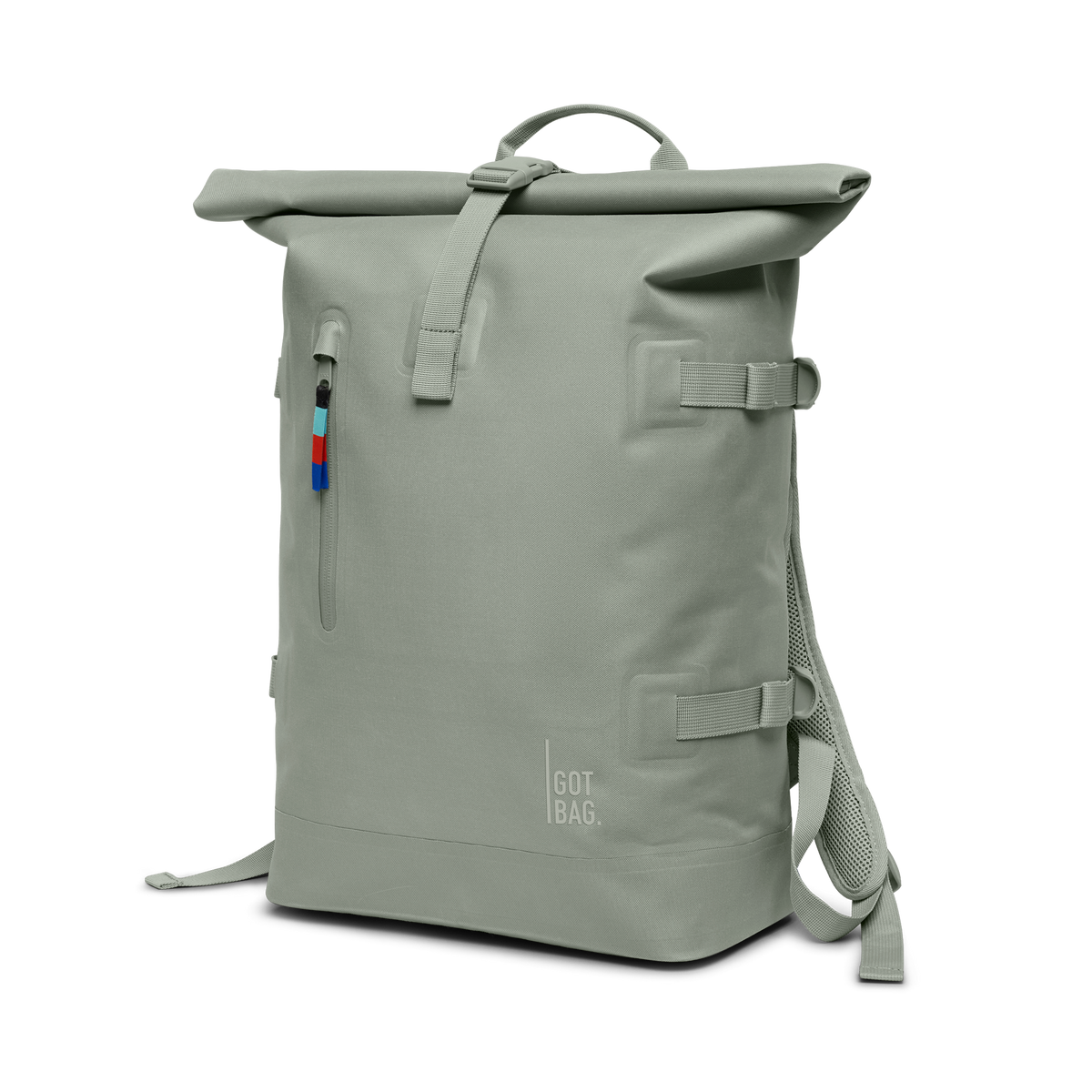 ROLLTOP Rucksack in bass (Salbeigrün) als Studioaufnahme in diagonaler Ansicht.