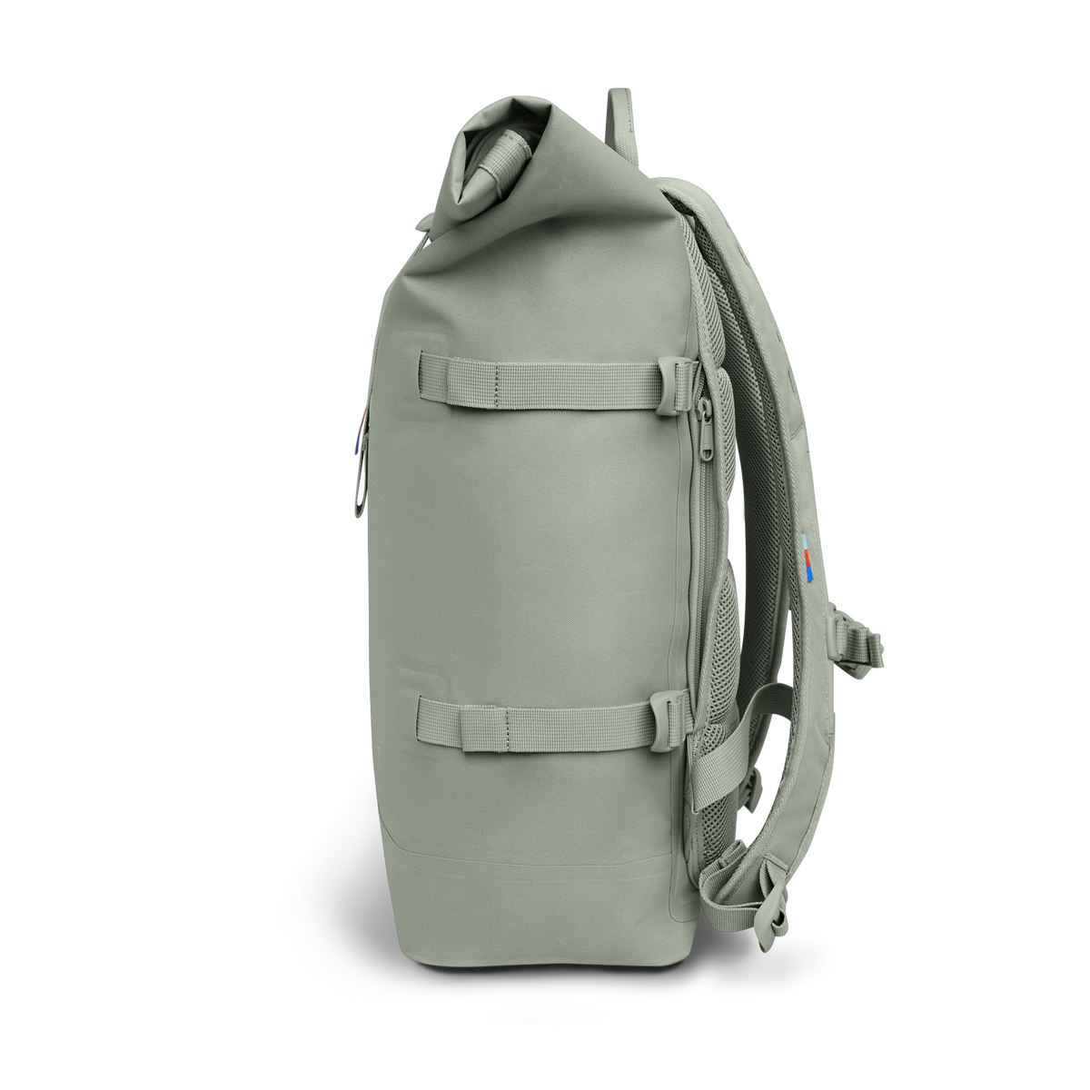 ROLLTOP Rucksack in bass (Salbeigrün) als Seitenansicht.