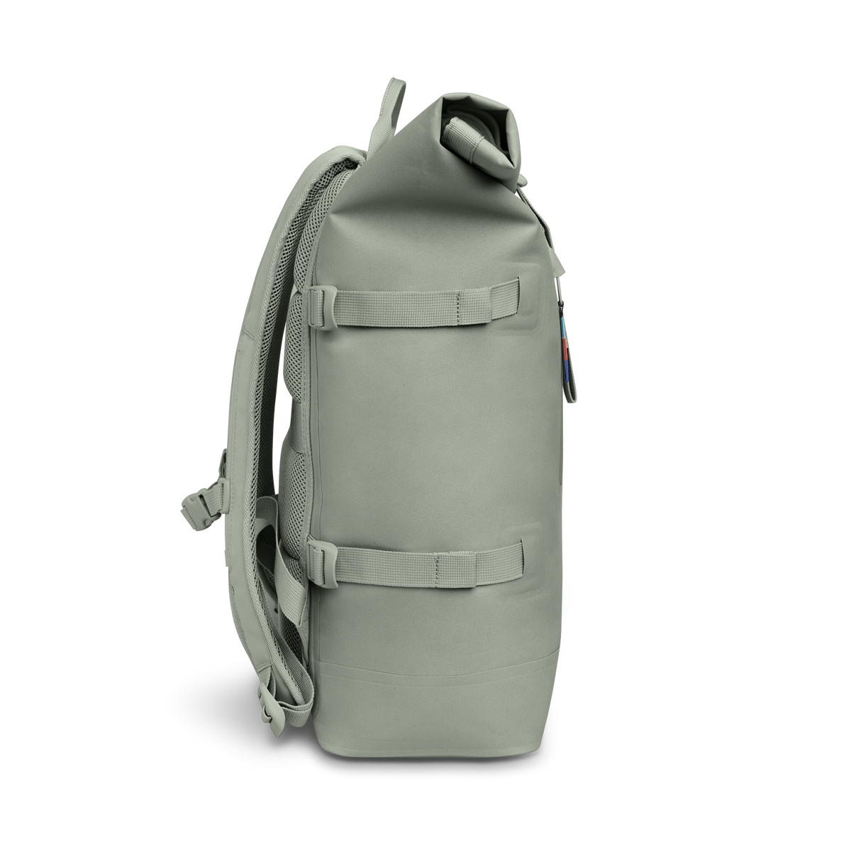 ROLLTOP Rucksack in bass (Salbeigrün) in Seitenansicht.