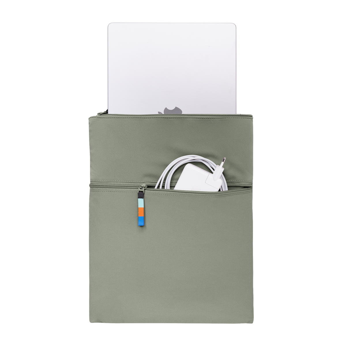 ROLLTOP Tasche in bass (Salbeigrün) mit Laptop und Ladegerät in Außentasche.