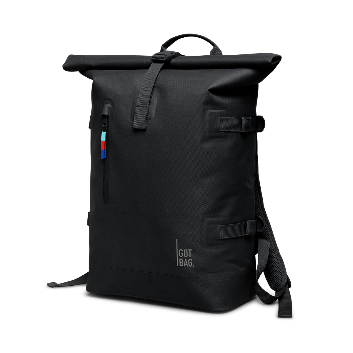 ROLLTOP Rucksack in black (Schwarz) als Studioaufnahme in diagonaler Ansicht.