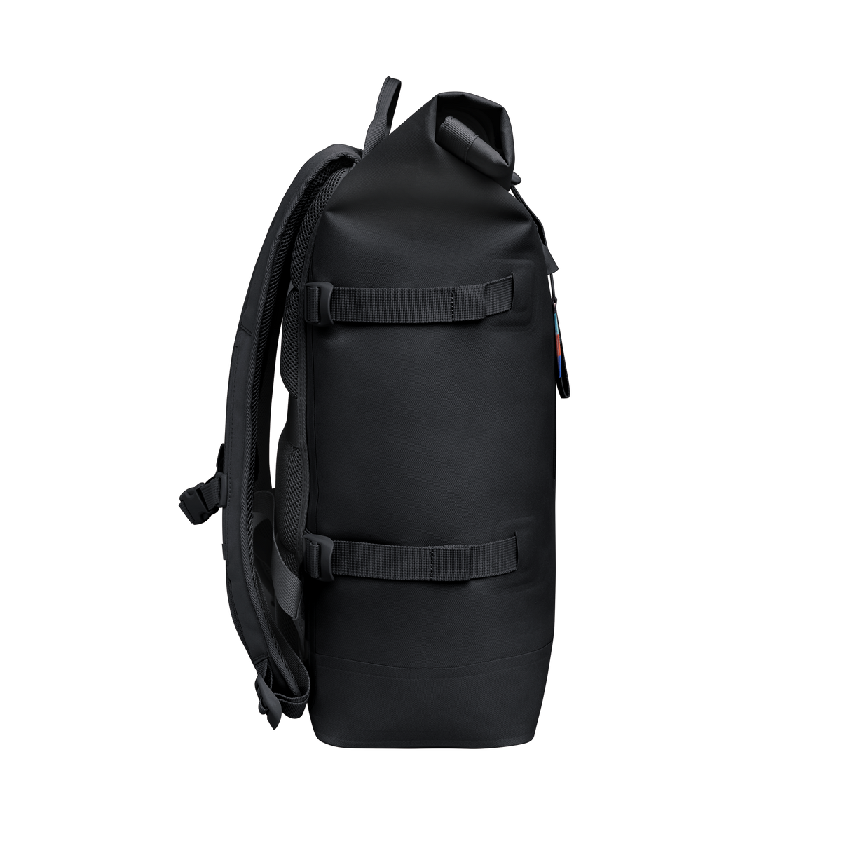 ROLLTOP Rucksack in black (Schwarz) als Studioaufnahme in Seitenansicht.