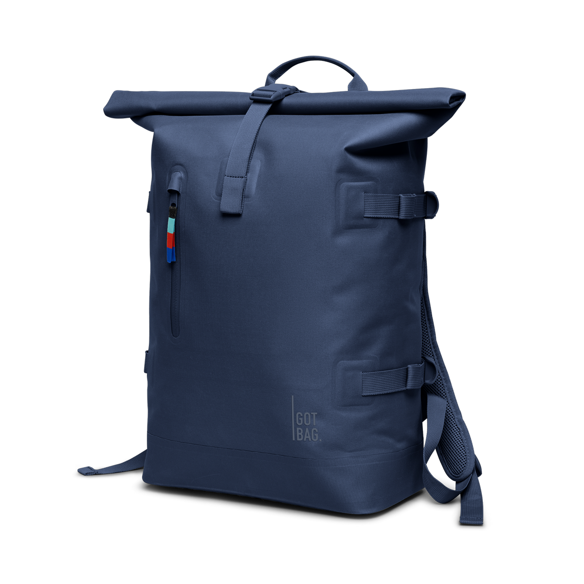 ROLLTOP Rucksack in deep ocean (dunkles Marineblau) als Studioaufnahme in diagonaler Ansicht.
