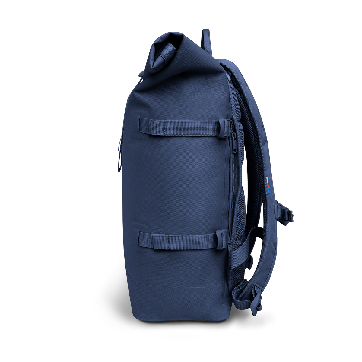 ROLLTOP Rucksack in deep ocean (dunkles Marineblau) als Seitenansicht.