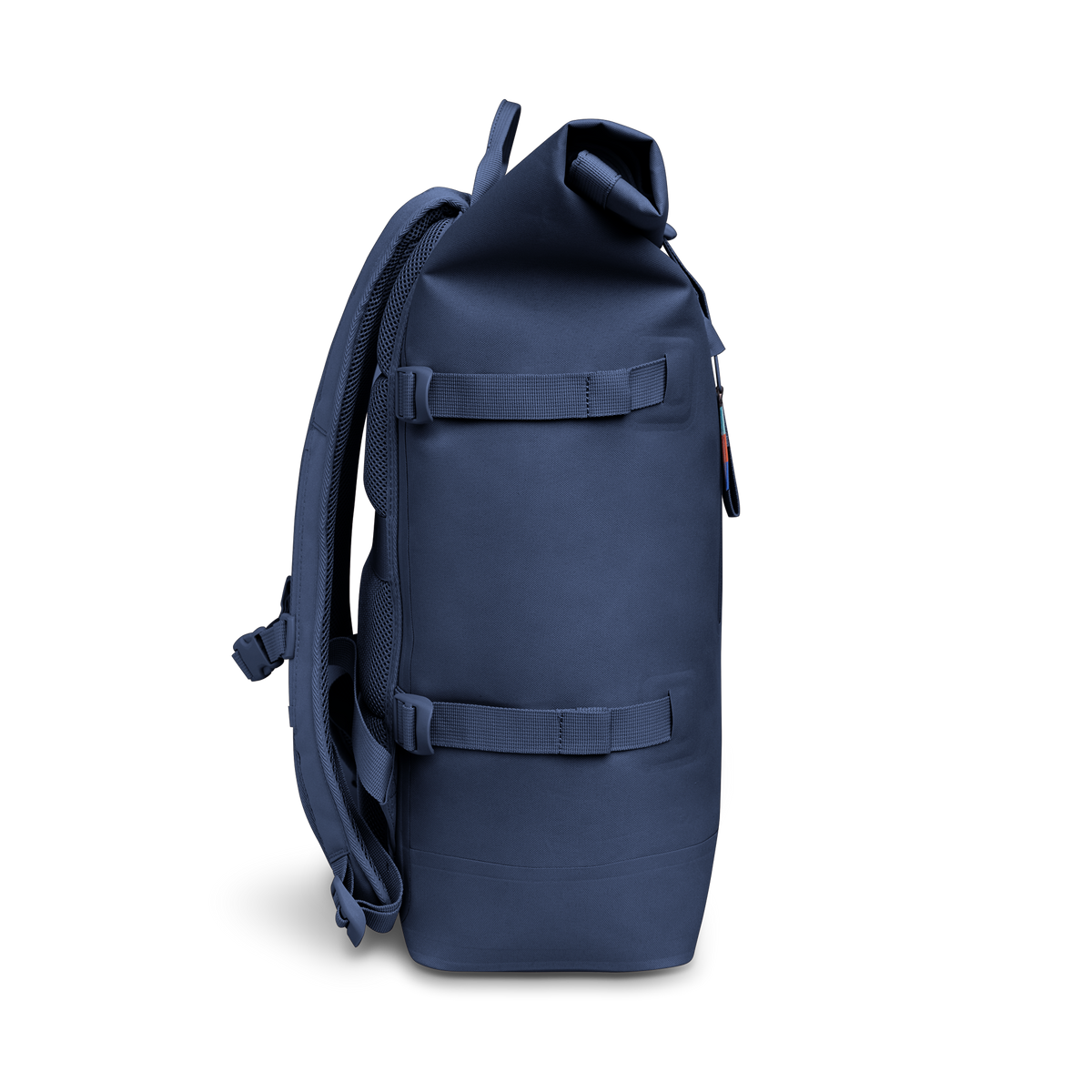 ROLLTOP Rucksack in deep ocean (dunkles Marineblau) als Studioaufnahme in Seitenansicht.