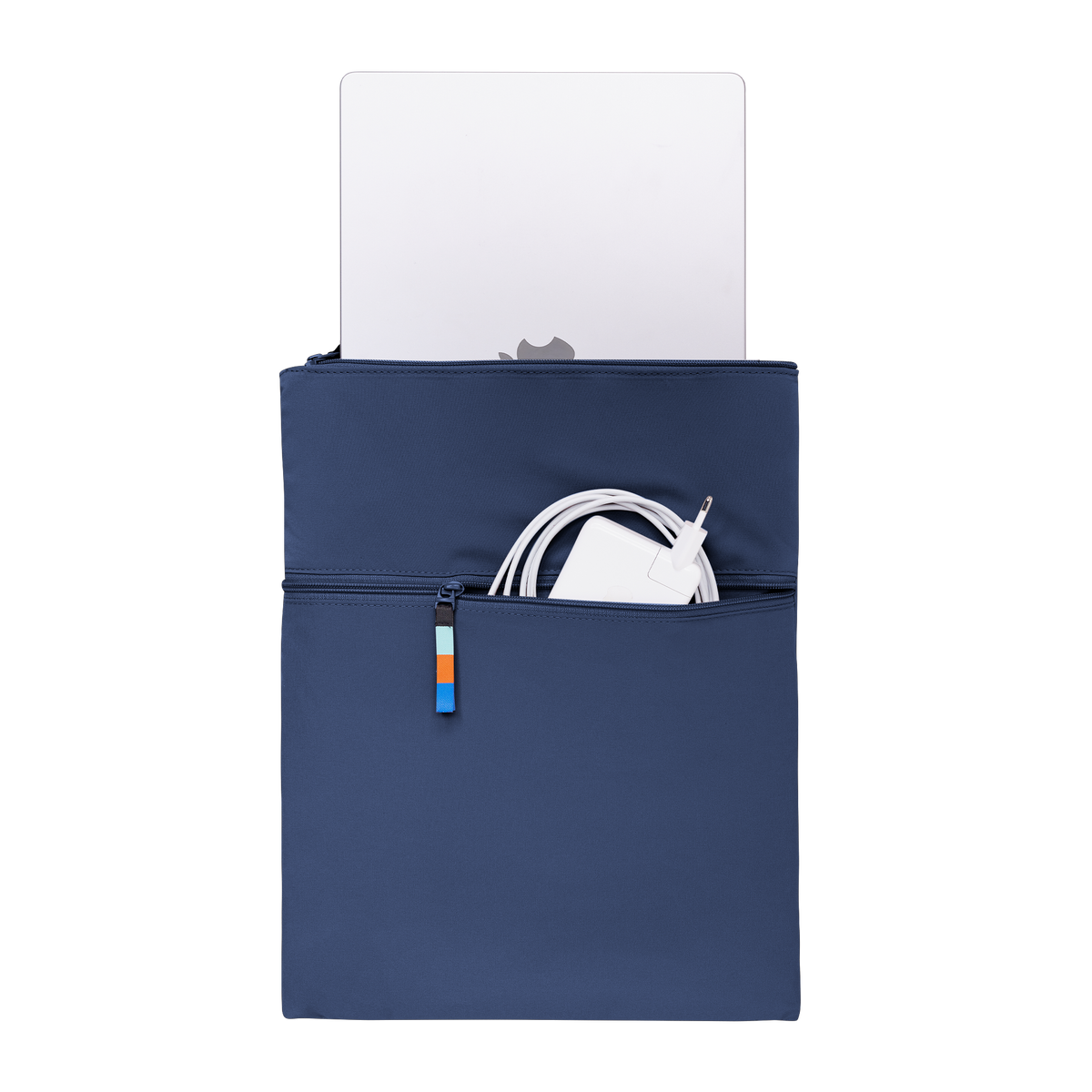 ROLLTOP Accessoire in deep ocean (dunkles Marineblau) als Detailaufnahme mit Laptop und Ladezubehör.