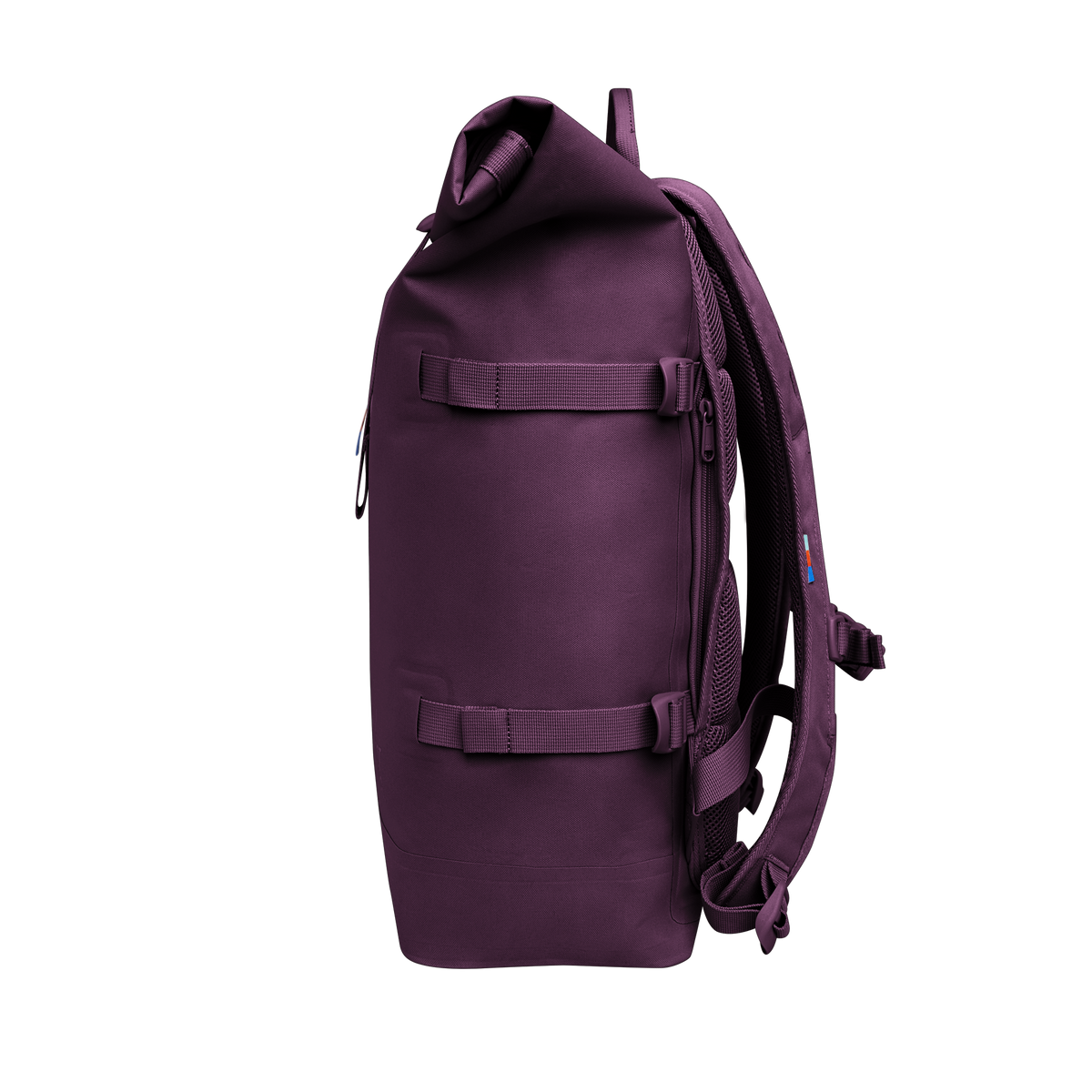 ROLLTOP Rucksack in favia (warmes Dunkellila / Pflaumenfarben) als Studioaufnahme in Seitenansicht.
