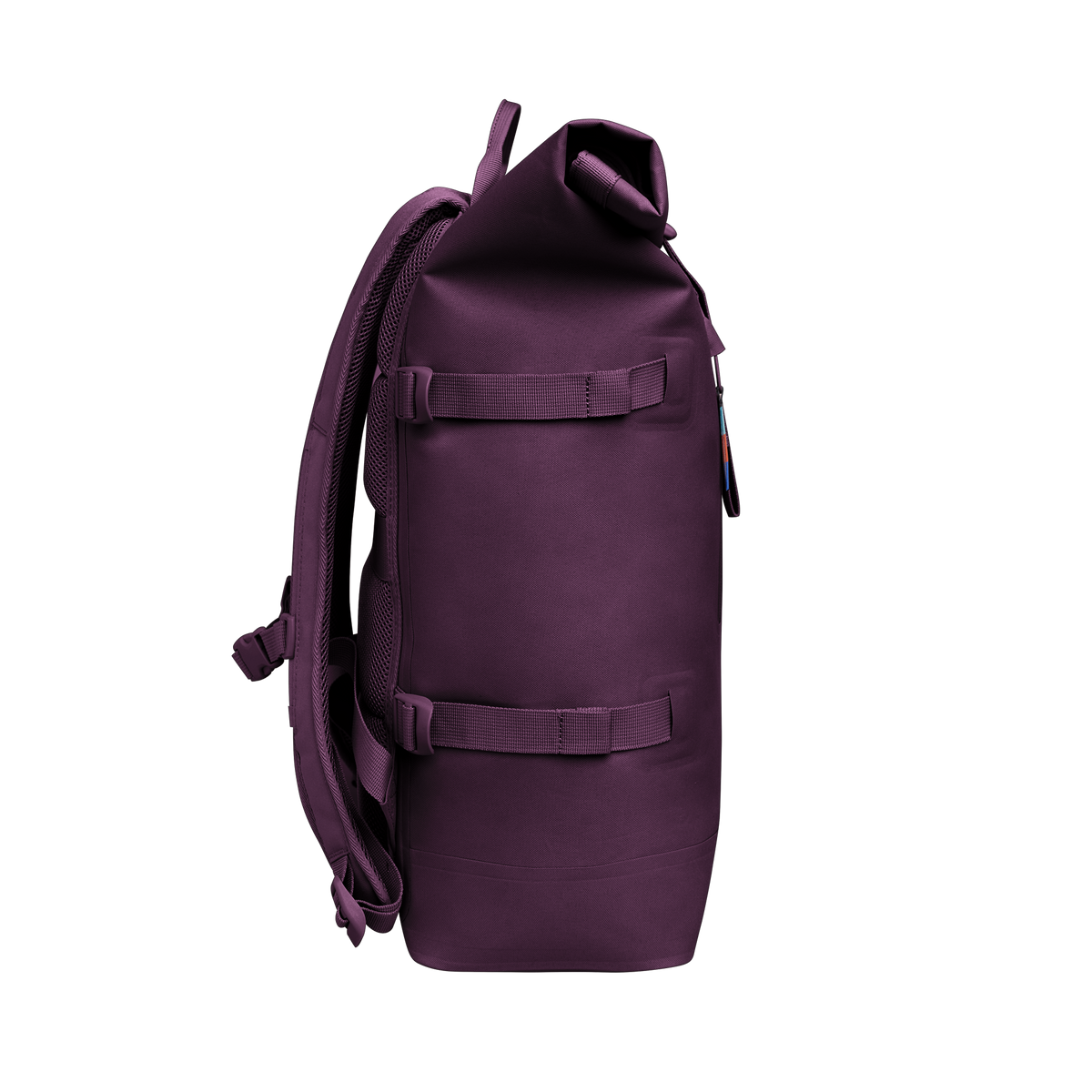ROLLTOP Rucksack in favia (warmes Dunkellila / Pflaumenfarben) als Seitenansicht.