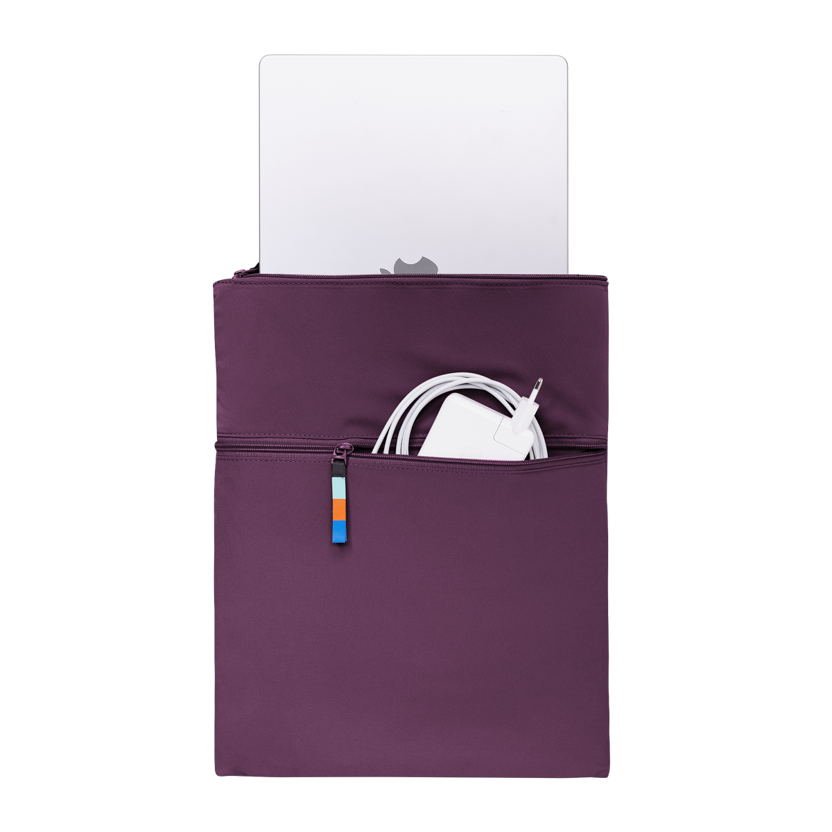 ROLLTOP Tasche in favia (warmes Dunkellila / Pflaumenfarben) mit Laptop und Ladegerät in der Fronttasche.