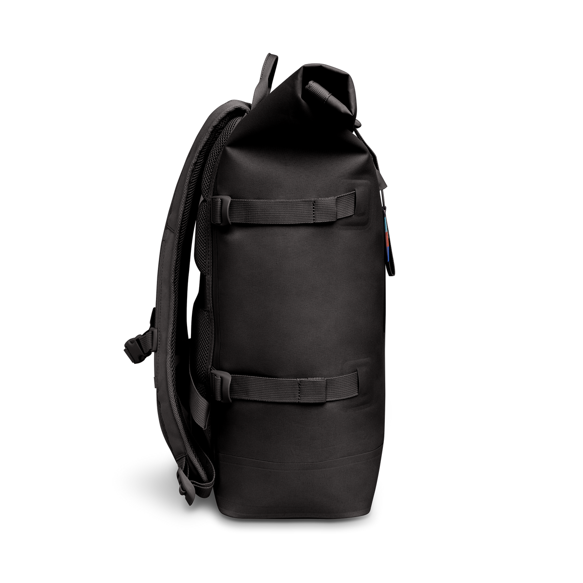 ROLLTOP Rucksack in mussel (dunkles Braun-Grau) als Studioaufnahme in Seitenansicht.
