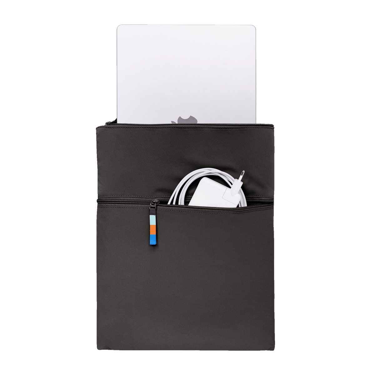 ROLLTOP Tasche in mussel (dunkles Braun-Grau) mit Laptop und Ladegerät in der Fronttasche.