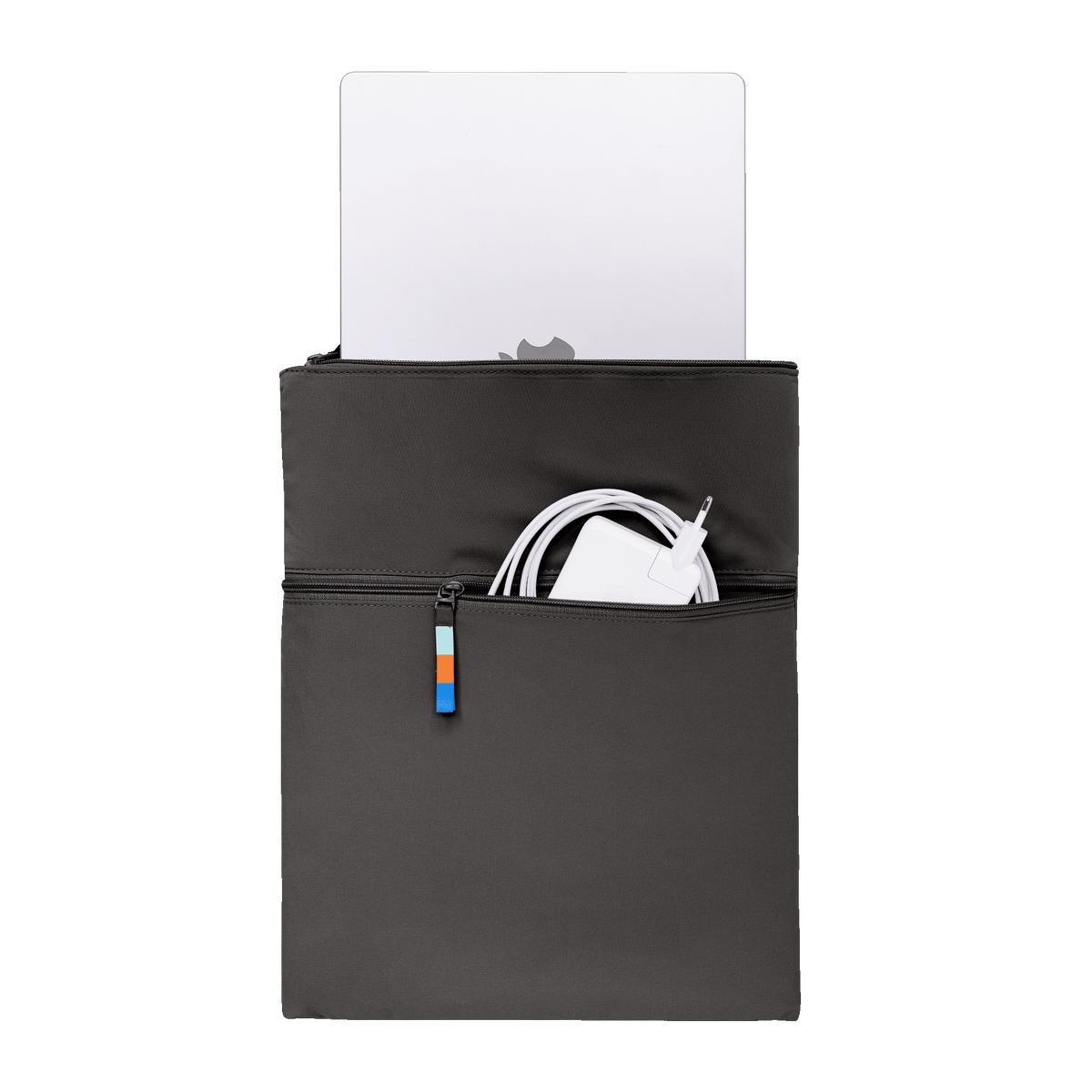 ROLLTOP Tasche in mussel (dunkles Braun-Grau) mit Laptop und Ladegerät sichtbar in offenen Fächern.