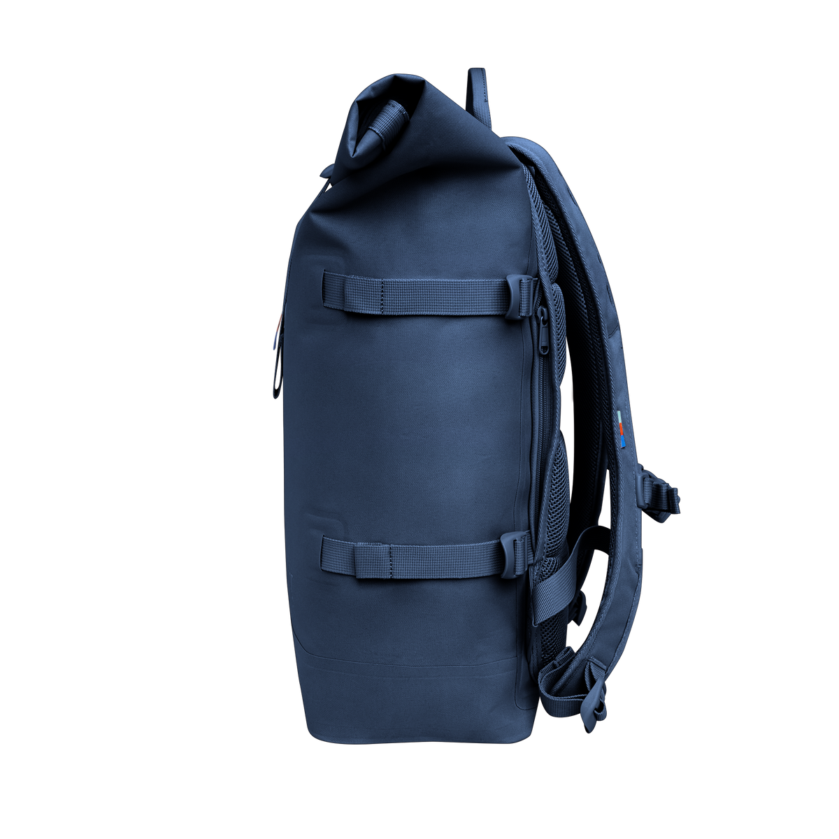 ROLLTOP Rucksack in ocean als Seitenansicht.