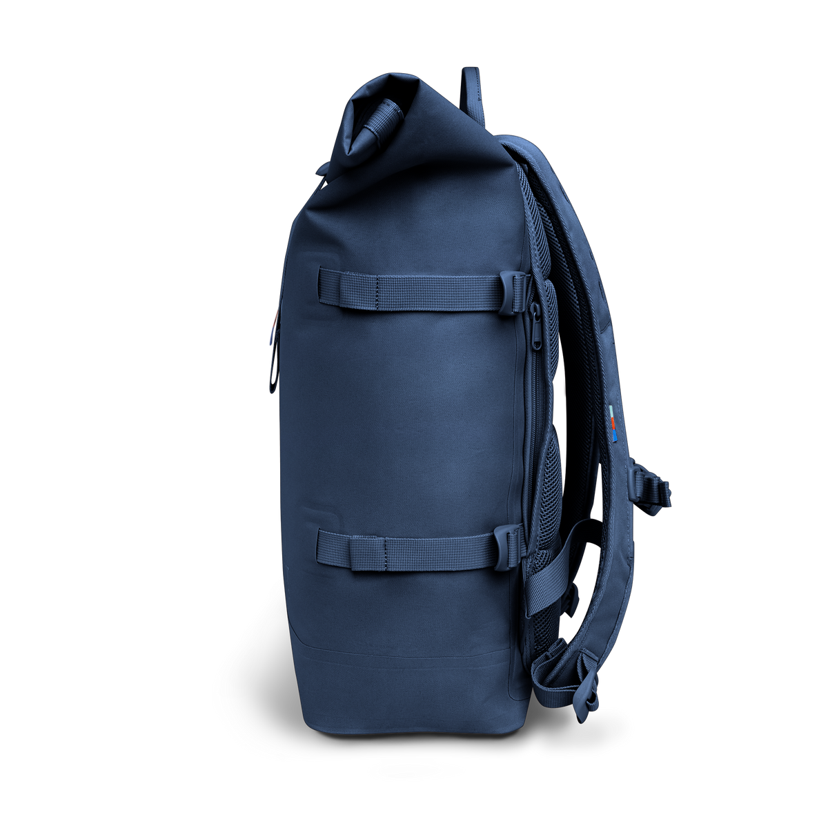 ROLLTOP Rucksack in ocean als Seitenansicht.