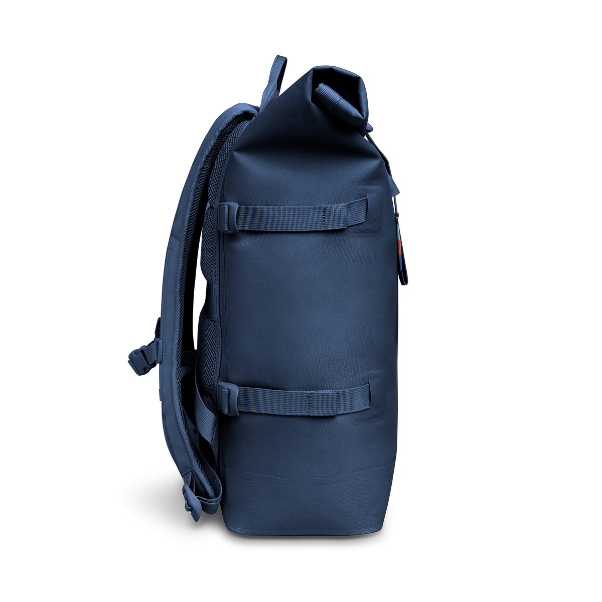 ROLLTOP Rucksack in Seitenansicht, mit gerolltem Oberteil, gepolsterten Schultergurten, seitlichen Kompressionsriemen und Schnallen.