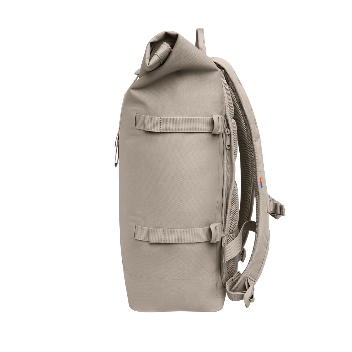ROLLTOP Rucksack in scallop (helles Beige) in Seitenansicht.