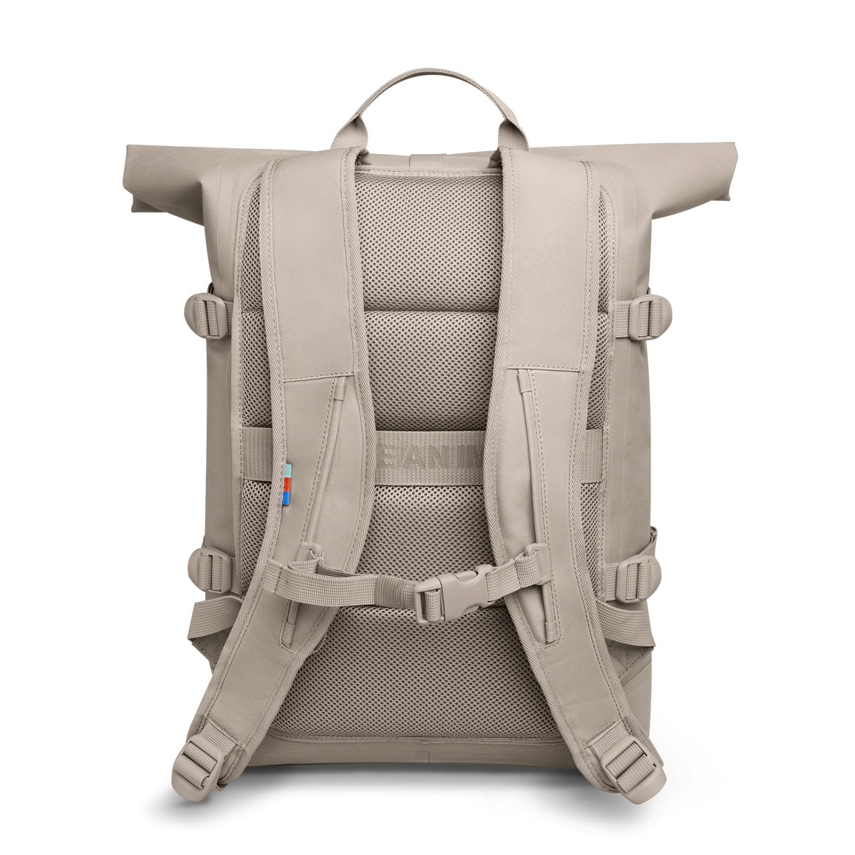 ROLLTOP Rucksack in scallop (helles Beige) als Studioaufnahme in Rückansicht.