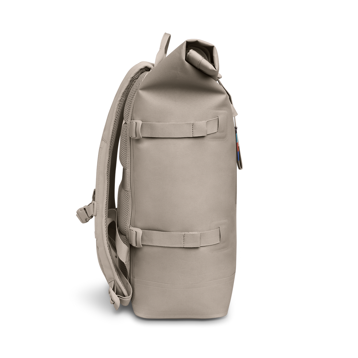 ROLLTOP Rucksack in scallop (helles Beige) als Seitenansicht.
